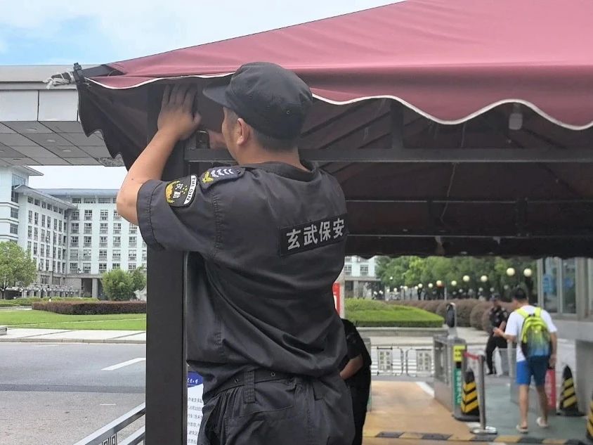 C:/Users/Administrator/Desktop/臺(tái)風(fēng)“貝碧嘉”來襲，南京保安積極應(yīng)對(duì)，“守”護(hù)萬家團(tuán)圓！/6.jpg6