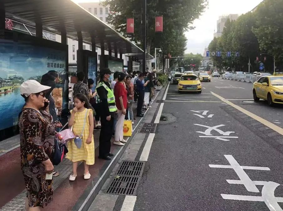 C:/Users/Administrator/Desktop/臺(tái)風(fēng)“貝碧嘉”來襲，南京保安積極應(yīng)對(duì)，“守”護(hù)萬家團(tuán)圓！/2.jpg2