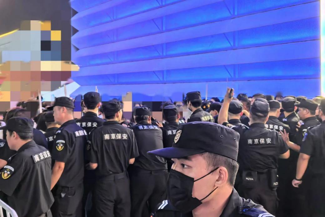 C:/Users/Administrator/Desktop/臺(tái)風(fēng)“貝碧嘉”來襲，南京保安積極應(yīng)對(duì)，“守”護(hù)萬家團(tuán)圓！/12.jpg12