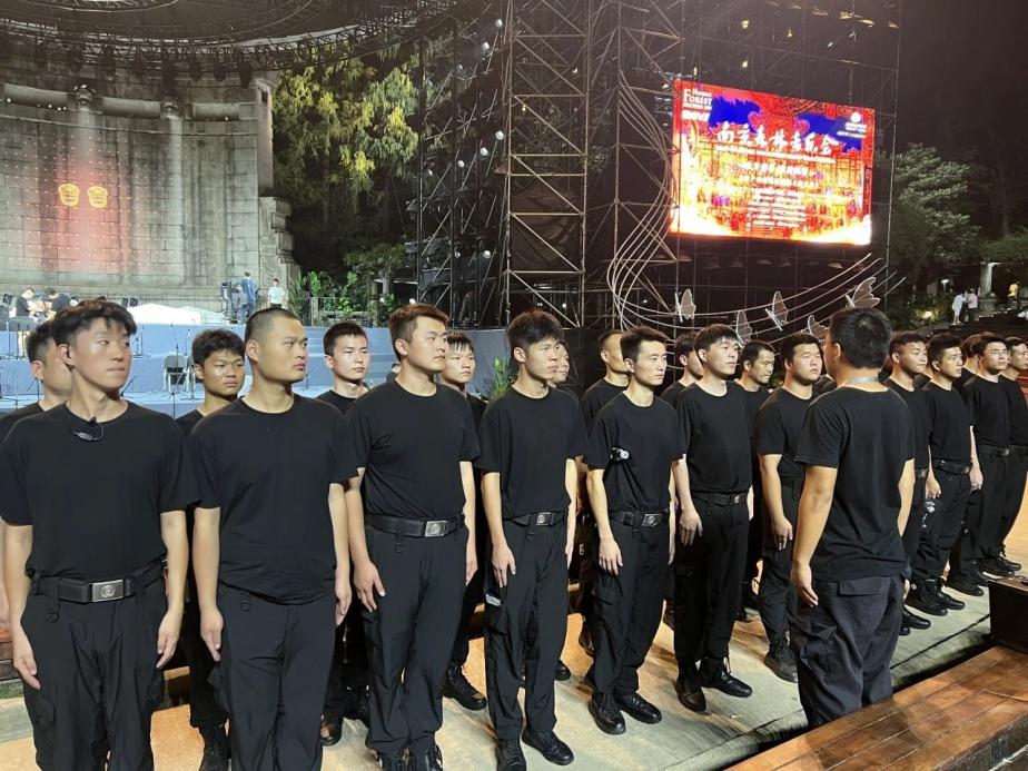 C:/Users/Administrator/Desktop/臺(tái)風(fēng)“貝碧嘉”來襲，南京保安積極應(yīng)對(duì)，“守”護(hù)萬家團(tuán)圓！/10.jpg10