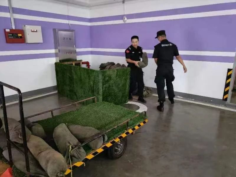 C:/Users/Administrator/Desktop/臺(tái)風(fēng)“貝碧嘉”來襲，南京保安積極應(yīng)對(duì)，“守”護(hù)萬家團(tuán)圓！/5.jpg5