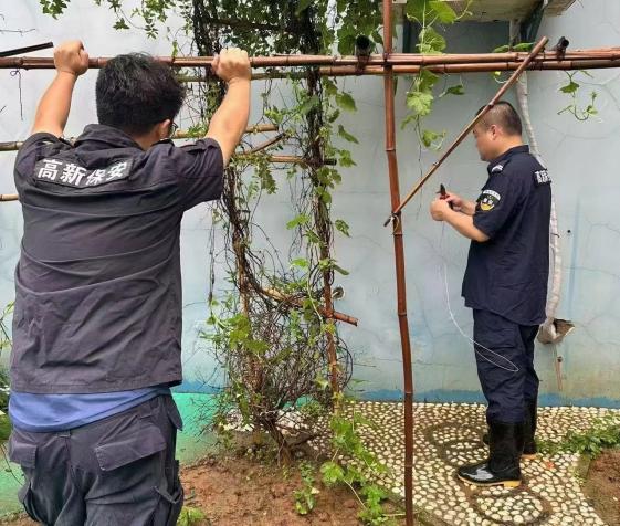 C:/Users/BA/Desktop/風(fēng)雨過(guò)后南京保安迅速行動(dòng)，恢復(fù)安“寧”面貌/9.jpg9
